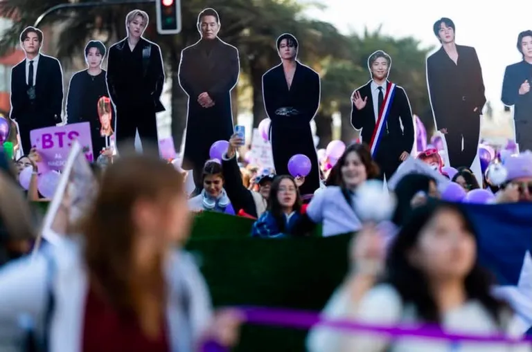 Ratusan ARMY Demo Demi Konser BTS Tetap Digelar di Chile